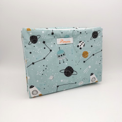 Cambiador de paseo acolchado estampado Espacio azul en petitmandarina.com