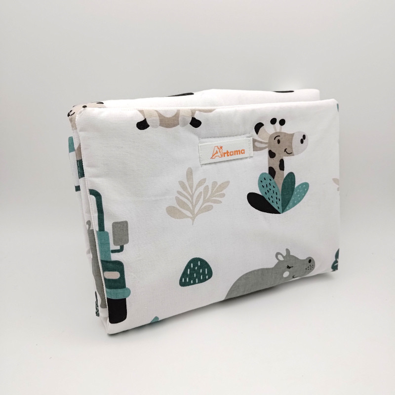 Cambiador de paseo acolchado estampado Safari en petitmandarina.com