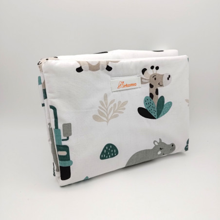 Cambiador de paseo acolchado estampado Safari en petitmandarina.com