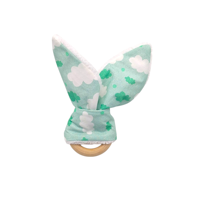 Mordedor orejas para bebe con estampado Nubes Verde en petitmandarina.com